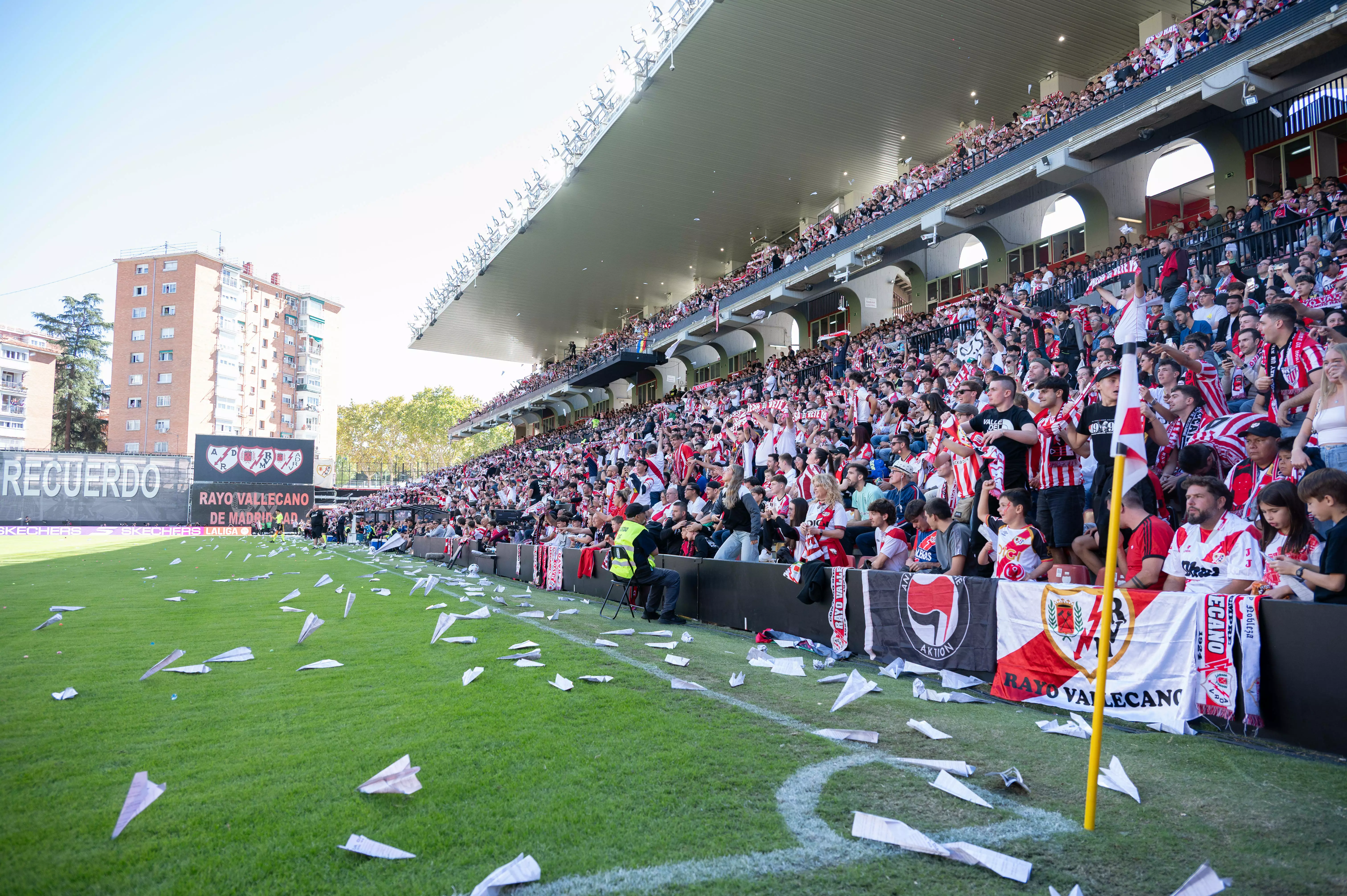 FOTO Arbitrul a văzut nebunia din Rayo Vallecano - Bilbao și a oprit meciul! Partida a fost suspendată